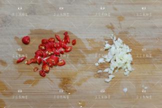 小米椒切圈，大蒜切末