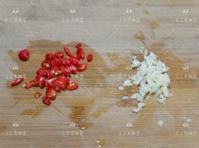 小米椒切圈，大蒜切末