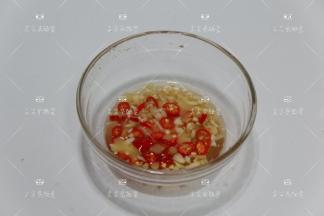 切好放入小碗中，加入鱼露、柠檬汁、白糖、橄榄油调匀成酱汁备用