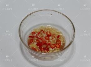 切好放入小碗中，加入鱼露、柠檬汁、白糖、橄榄油调匀成酱汁备用