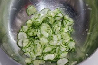腌渍好的黄瓜，沥走多余水分