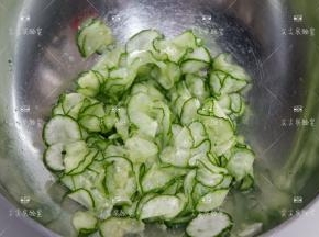 腌渍好的黄瓜，沥走多余水分