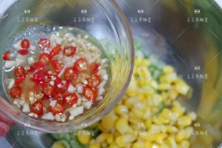 倒入调好的酱汁