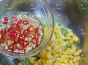 倒入调好的酱汁