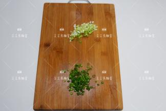 香葱切葱花，葱白和葱绿分开