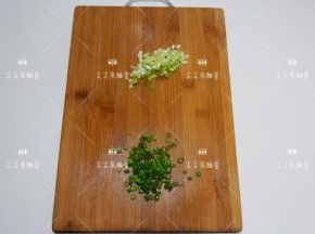 香葱切葱花，葱白和葱绿分开