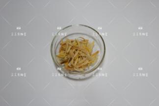 黄花菜提前泡发好，中途多次换水，观察水色不发黄即可，泡发好摘掉根部沥水备用