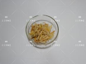 黄花菜提前泡发好，中途多次换水，观察水色不发黄即可，泡发好摘掉根部沥水备用