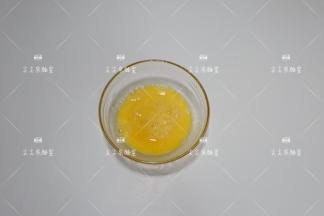 鸡蛋蛋散成蛋液