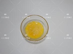 鸡蛋蛋散成蛋液