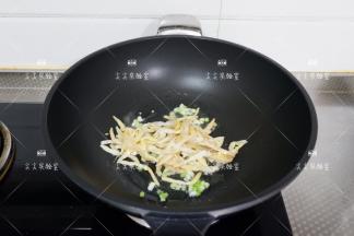 加入黄花菜翻炒片刻