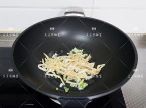 加入黄花菜翻炒片刻