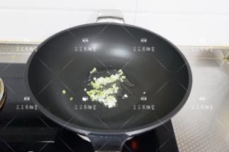 起锅热油，加入葱白炒出香味