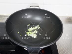 起锅热油，加入葱白炒出香味
