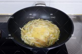 煮好倒入蛋液，将蛋液煮至凝固