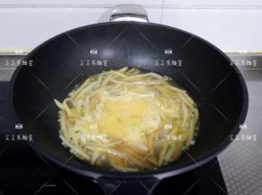 煮好倒入蛋液，将蛋液煮至凝固