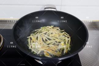 倒入清水，大火转开后转小火煮5分钟