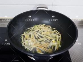 倒入清水，大火转开后转小火煮5分钟