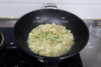 最后加盐和鸡精调味拌匀，关火撒上葱绿即可