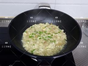 最后加盐和鸡精调味拌匀，关火撒上葱绿即可