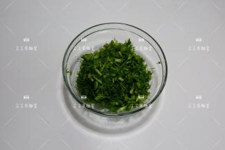 茴香洗净切成碎段。