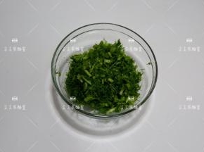 茴香洗净切成碎段。