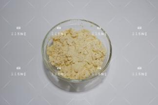 豆腐中加入鸡蛋，带上手套将豆腐捏碎抓匀