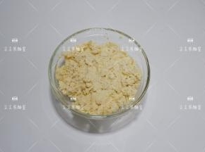 豆腐中加入鸡蛋，带上手套将豆腐捏碎抓匀