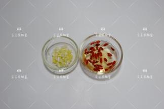 枸杞用温水浸泡10分钟，葱花姜末切好