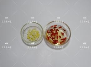 枸杞用温水浸泡10分钟，葱花姜末切好
