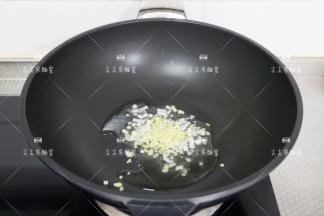 起锅热油，加入葱姜炒出香味