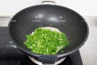 加入茴香翻炒至见软