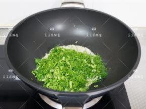 加入茴香翻炒至见软