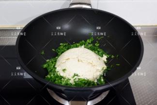 加入豆腐翻炒片刻