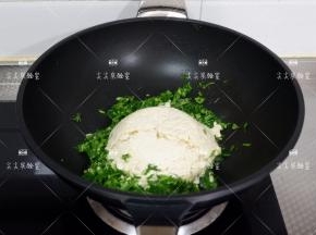 加入豆腐翻炒片刻