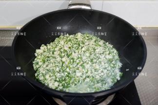 煮好加入盐、鸡精、胡椒粉炒匀，撒上枸杞即可。