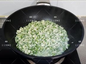 煮好加入盐、鸡精、胡椒粉炒匀，撒上枸杞即可。