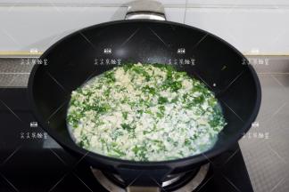 加入少许清水，转小火炖5分钟