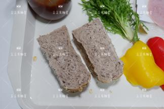 厚吐司对半切开