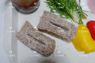 在中间处切开一道口，如图，注意不要切断，