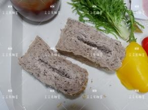 在中间处切开一道口，如图，注意不要切断，