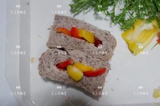 彩椒切成小条塞进去