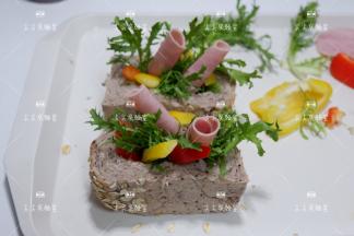 最后塞上沙拉叶菜即可