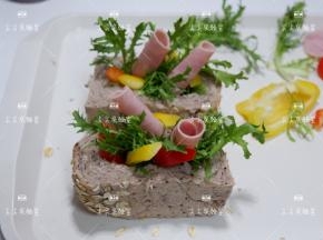 最后塞上沙拉叶菜即可