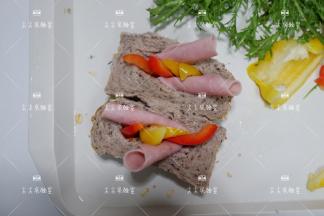 火腿片卷成卷塞进去