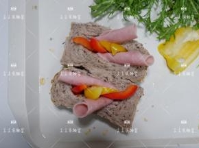 火腿片卷成卷塞进去