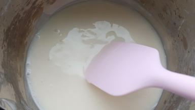 将汤种材料放入小锅里搅拌均匀，开最小火加热，用刮刀不停地快速搅拌，出现纹路马上关火。 把做好的汤种晾凉就可以使用了，(或者提前一到二天准备好，密封放冰箱冷藏保存也可以) 。