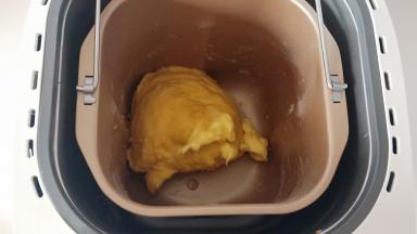 七八分钟左右，放入20克的黄油。再调到和面功能继续揉。