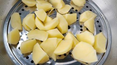 趁揉面的时候把土豆去皮，切成小块上锅蒸熟。