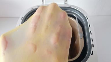 检查一下出膜状态。可以拉出这样有韧性的手膜就可以了，揉面全程大概30分钟左右。